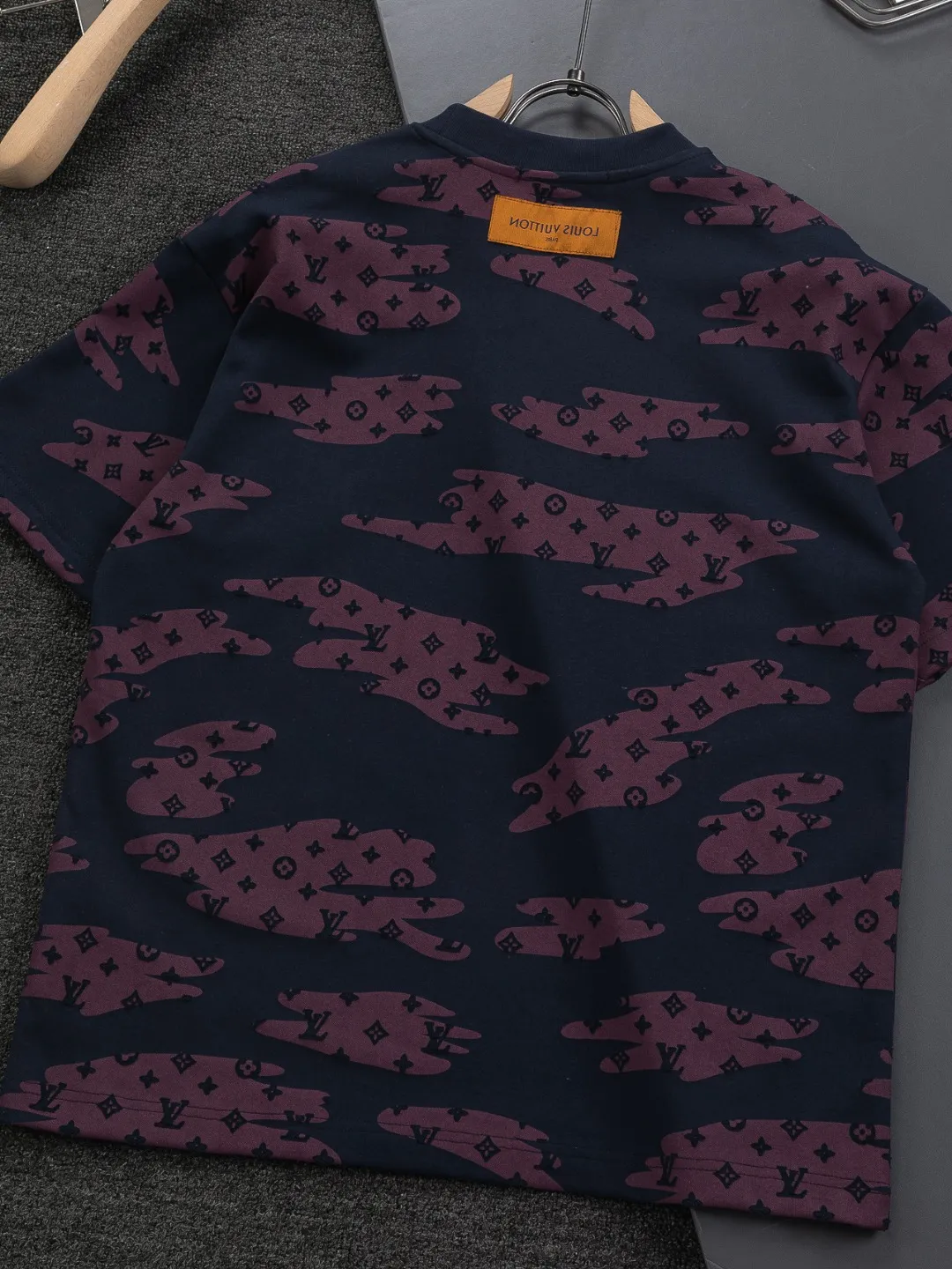 🅿️210 Louis Vuitton 1V LV micro-wide version S-XL LV 26ss new product counters are on the shelves at the same time. Multiple craftsmanship, composite fabrics, all-over cutting🔥Fire flower clouds☁️letter logo🪡 embroidery, round neck short-sleeved T-shirt, same style for men and women! Consigned to one-to-one creation. Synchronized with the official website, pure cotton fabrics at the counter! It is close to the skin and comfortable, durable and easy to wear. It has a classic and simple logo design and meticulous original craftsmanship. Short-sleeves, a must-have item for men, do not appear to be the same for the general public, but must be unique and eye-catching. This LV short-sleeve is all about quality, comfort, the same shape and fashion as always, including fabrics and cutting techniques. All of them have been made with great effort! 320 grams of washed pure cotton fabric, pure cotton is breathable, very refreshing and comfortable for daily wear. The rib knitting on the neckline is smooth and tight, and the neckline will not be skewed if you toss it at will. The loose version, you will find that it looks really good on the upper body. The overall is minimalist and neat, super versatile for daily use! Pair it casually with a pair of pants for a youthful look. A T-shirt will make your outfit crazy. It is a fashionable item that can never go wrong! Color: Black White Gray Purple Size: S-XL Size chart: S: Shoulder width 50-Bust 56-Length 70 M: Shoulder width 52-Bust 57-Length 72 L: Shoulder width 54-Bust 59-Length 74 XL: Shoulder width 56-Bust 62-Length 76